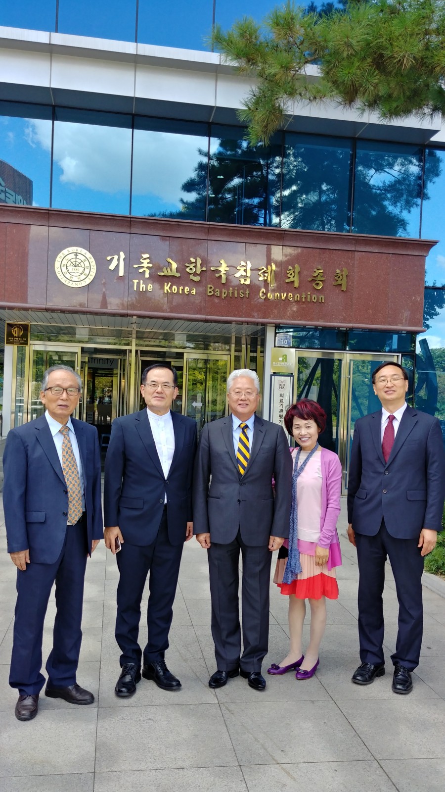 총회건물앞에서 